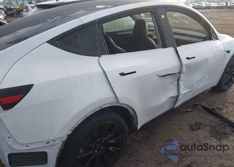 2023 Tesla Model Y Awd/Long Range Dual Motor All-Wheel Drive z USA, uszkodzony, nr VIN 7SAYGDEE3PA125693